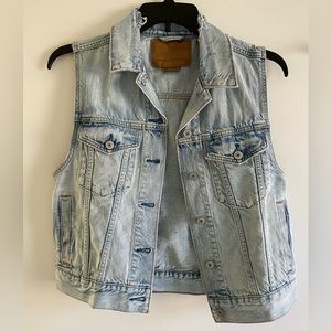 AE distressed denim vest, small
